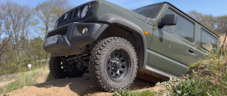 På langfart i en Jimny for at finde sne om sommeren