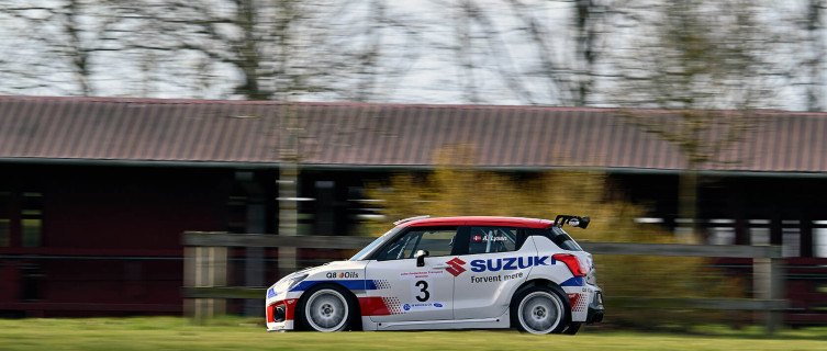 Køreskolen kører på nr. 9 Suzuki Swift